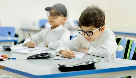 تعليم مكة: الالتزام واحترام الوقت بوابتك للانضباط المدرسي