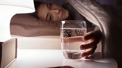 بعيدًا عن الأسباب البسيطة.. طبيبة: العطش المتكرر ليلاً قد يكون علامة على أمراض خطيرة!