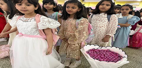 1700 مدرسة بالطائف تستقبل أكثر من ربع مليون طالب وطالبة بالورد والهدايا