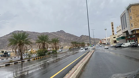 هطول أمطار خفيفة إلى متوسطة على عدد من أحياء العاصمة المقدّسة