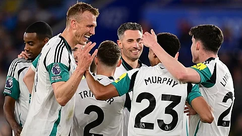 فرحة لاعبي نيوكاسل بتسجيل هدف في مرمى ليستر سيتي في الدوري الإنجليزي
