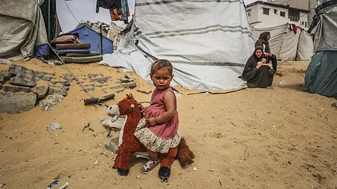 حول العالم في صورة: طفلة غزة بملامحها الشاحبة تتحدى الجبروت الإسرائيلي