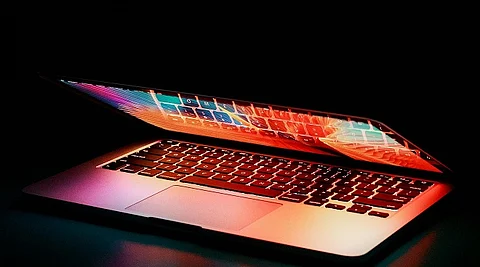 عبر المكالمات والرسائل النصية.. تحذير من مكتب التحقيقات الفيدرالي بشأن طريقة احتيال جديدة