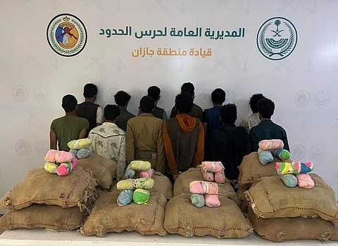 حرس الحدود بجازان يقبض على 12 مخالفًا لتهريبهم 174 كيلوجرامًا من "القات"