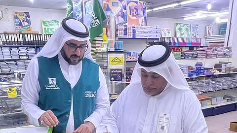 لجنة التوطين بنجران تتابع جولاتها الرقابية على نشاط المكتبات وبيع القرطاسية