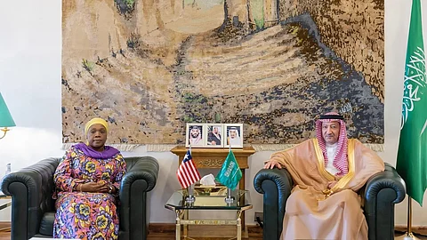 خادم الحرمين يتلقى رسالة شفوية من رئيس جمهورية ليبيريا
