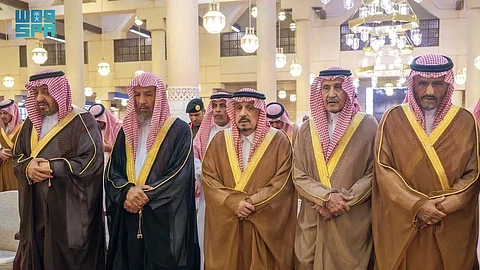 أمير الرياض يؤدي صلاة الميت على الأمير عبدالله بن مساعد آل عبدالرحمن آل سعود