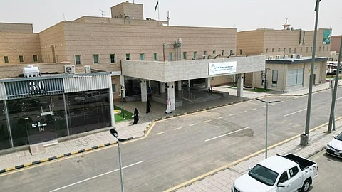 فريق جراحة المسالك البولية بمستشفى صبيا العام يستأصل ورماً كبيراً من كلية خمسيني