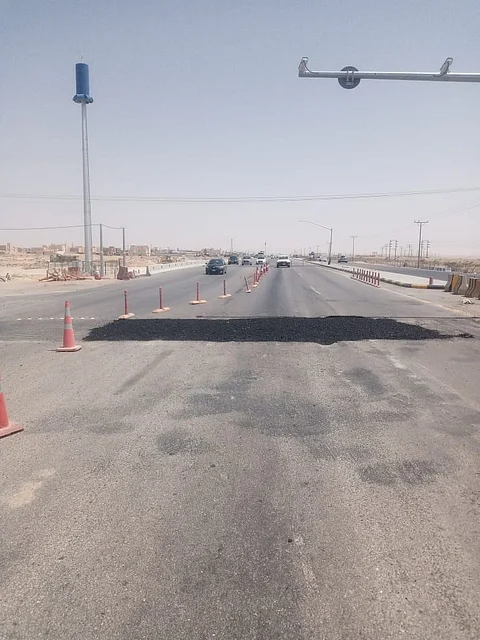 بالصور.. أمانة الرياض: سفلتة الحفر في طريق "الرياض-سلطانة" تجاوباً مع «سبق»
