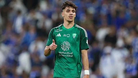 ميلان الايطالي يقترب من إتمام المفاوضات مع لاعب الأهلي غابرييل فيغا