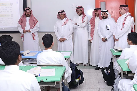شاهد.. "وزير التعليم" يزور إدارة تعليم المجمعة ويتفقَّد مدارسها