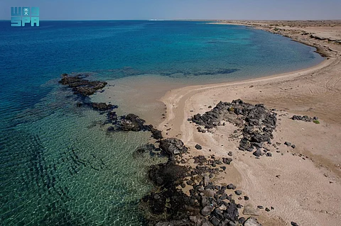 شاطئ الحرة الشمالية.. لؤلؤة البحر الأحمر في أملج بجمالها الطبيعي وتجربتها الفريدة شاهد الصور