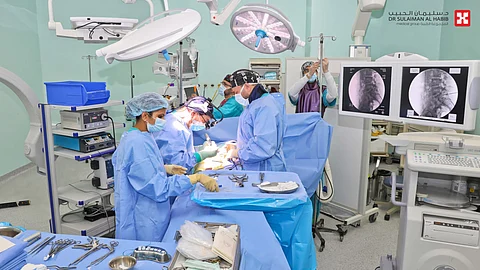 مجمع الدكتور سليمان الحبيب بالعليا يجري جراحة معقدة لتعديل فقرات العمود الفقري