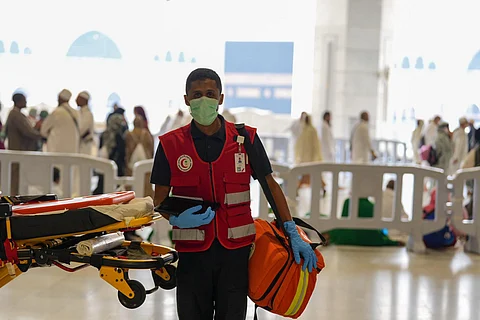 فرق "الهلال الأحمر" تنقذ حالتي توقف قلب وجلطة دماغية بالحرم المكي