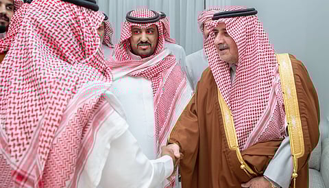 أمير تبوك يعزي أبناء جارالله القحطاني في وفاة والدهم