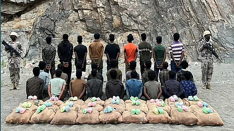 متلبسين بنصف طن "قات".. 32 مهرباً للسموم في قبضة أبطال حرس الحدود بعسير وجازان
