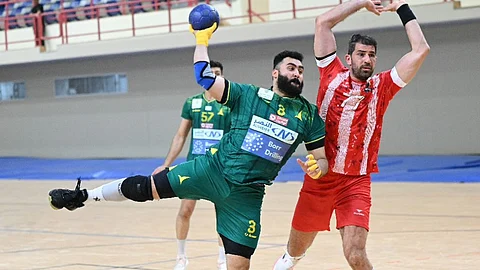 الخليج يواصل صدارة ممتاز كبار اليد