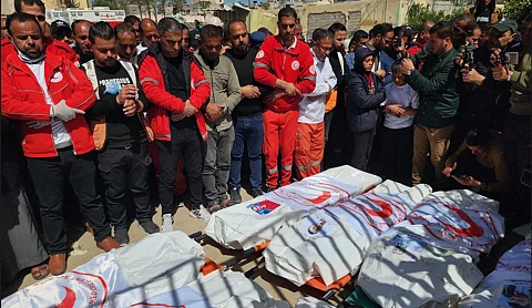"الحقائق تتكشّف".. وحدة عسكرية إسرائيلية نفّذت مجزرة المُسعفين بإطلاق الرصاص على رؤوسهم وصدورهم