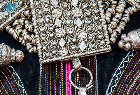 "الخروص" و"الحروز" و"البنجرة".. الحلي والقلائد النسائية القديمة تظهر دقة الحرفيين بنجران