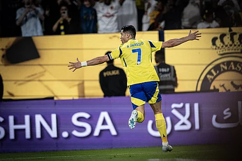 النصر يُنعش حظوظه بالمنافسة بتخطيه عقبة الرياض