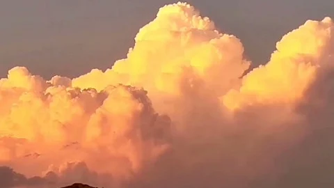 "الحصيني": "المراويح" في ذروتها.. سُحب رعدية وطقس متقلب.. وتحذيرات من الرياح والعقارب