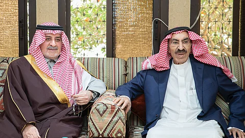 أمير تبوك يزور الشعلان وبن حرب والغريض ويطمئن على صحتهم