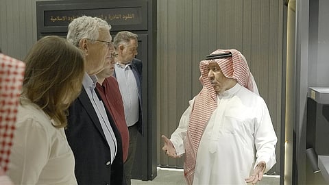 وفد رسل السلام يزور مكتبة الملك عبدالعزيز العامة ويطلع على جهودها في السياحة الثقافية