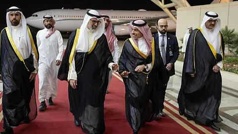وزير الخارجية الأمير فيصل بن فرحان لدى وصوله الكويت