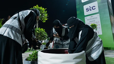 جدة.. برنامج "لنبادر" ينفذ المبادرة الخضراء لزراعة أكثر من 1000 شتلة