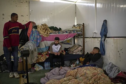 فلسطينيون دمرت إسرائيل منازلهم ينزحون إلى مأوى جماعي في الضفة الغربية
