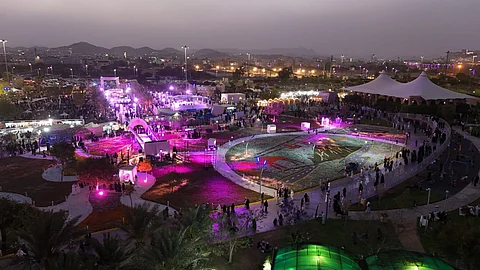 شاهد.. مليون زهرة في سجادة عملاقة تستقبل أكثر من 100 ألف زائر بملتقى ورد الطائف