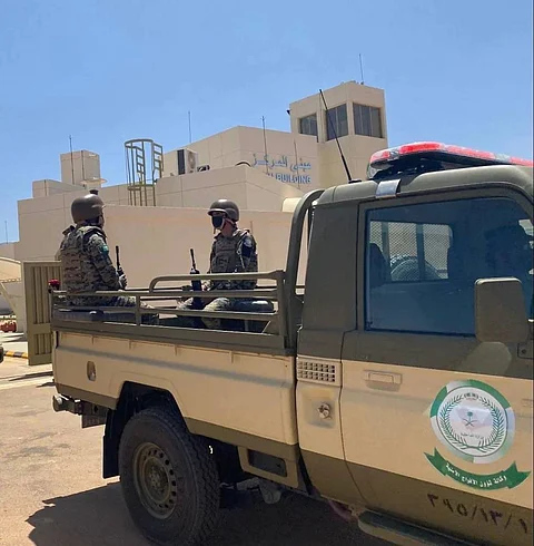 عسير .. ضبط ٢٧ كيلوجراماً من القات داخل مركبة ودعوة للإبلاغ عن المهربين بسرية تامة