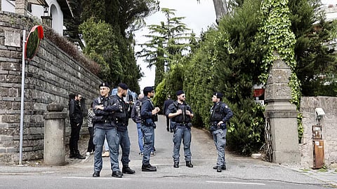 جنود إيطاليون يتمركزن أمام مكان انعقاد المفاوضات بين أمريكا وإيران في روما