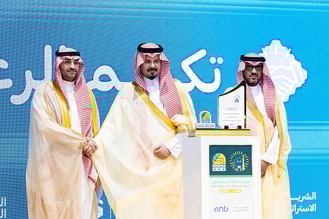 خلال تكريم سمو أمير المدينة المنورة للرئيس التنفيذي لمصرفية الأفراد لدى البنك العربي الوطني anb وعلى يمين الصورة رئيس الجامعة الإسلامية