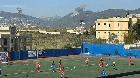 حول العالم في صورة: الكرة أمامهم والقصف خلفهم.. مباراة على وقع الغارات الإسرائيلية في لبنان