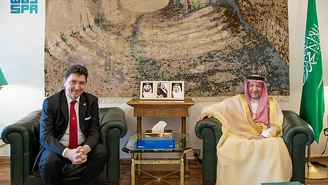 "الخريجي" يستقبل نائب رئيس لجنة الشؤون الخارجية والدفاع بمجلس الشيوخ الفرنسي