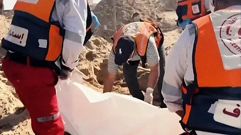 انتشال جثامين المسعفين الذين أعدمتهم إسرائيل في غزة 31 مارس 2025