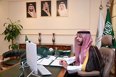 محافظ الطائف يناقش احتياجات السكان ويقود خطة تطوير أداء الجهات الحكومية