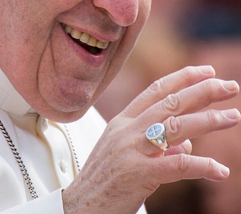 من كسر "خاتم الصياد" إلى ظهور "الدخان الأبيض".. تقرير: تفاصيل ما سيحدث بعد وفاة البابا فرنسيس