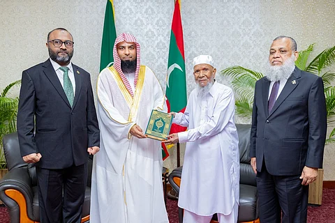 إمام المسجد النبوي يزور أول عالم مالديفي تخرج من الجامعة الإسلامية بالمدينة