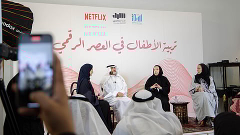 الشاشة ليست العدو... التربية الرقمية تبدأ من السؤال: من يجلس مع الطفل؟