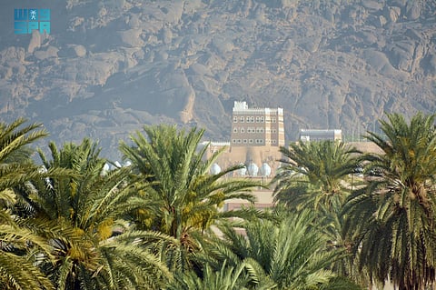 شاهد التناغم البصري بقرية "الحضن" بنجران.. طبيعة خلابة ومعالم تاريخية عريقة