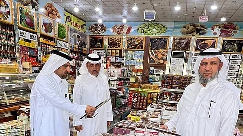 لجنة التوطين بنجران تُنفِّذ جولات رقابية على نشاط بيع البذور والحبوب والتمور