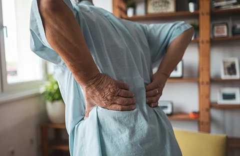 يضرب "خلايا الزومبي".. دراسة تقدّم علاجاً ناجحاً لآلام أسفل الظهر المزمنة