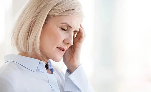 يفوق أوجاع الضروس.. دراسة: عدم الاهتمام بغسل الأسنان قد يسبّب الصداع النصفي وآلاماً أخرى لدى النساء