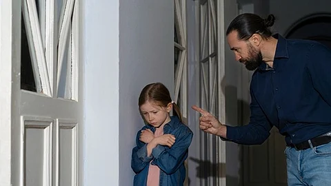 أولها الإساءة اللفظية.. دراسات تحذر الآباء: 8 علامات تدل على التربية السيئة للأطفال