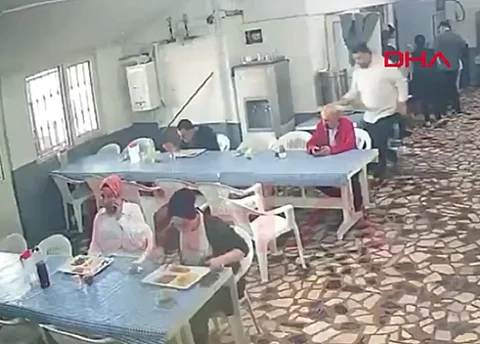 شاهد.. أغرب رد فعل لرجل في مطعم لحظة زلزال تركيا