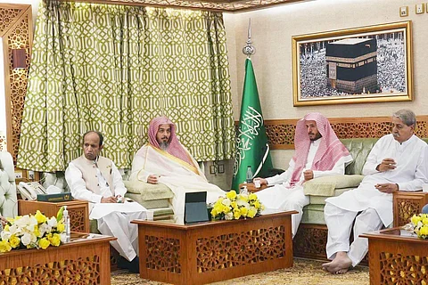إمام الحرم يستقبل رئيس البرلمان الباكستاني ويؤكد: الاعتدال والتعايش أساس الأمن والاستقرار
