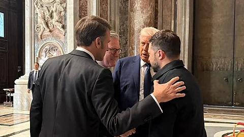 كرسي غامض وحوار سري.. كيف قادت المصادفة والدبلوماسية إلى "أغرب لقاء" بين ترامب وزيلينسكي