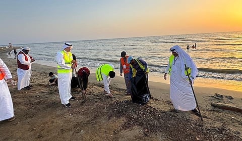 بيئة الليث تنظف شاطئ الكورنيش الشمالي ضمن مبادرة "معًا نحو شواطئ مستدامة"